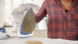 Zapomnij o ciągle przypalonym żelazku. Tak szybko usuniesz zabrudzenia 