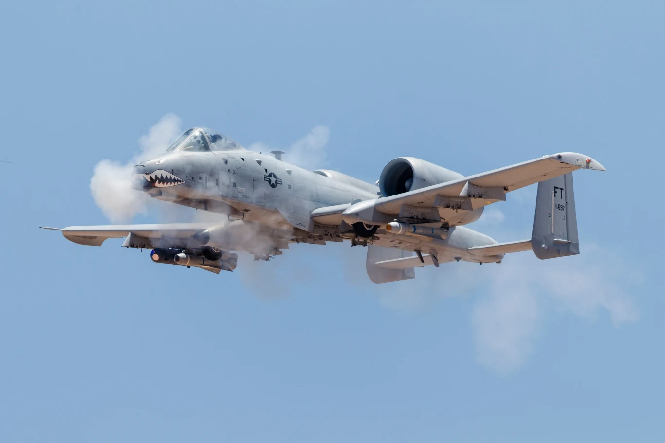 Amerykanie przedłużają służbę "działa ze skrzydłami" A-10 Thunderbolt II Samolot wojskowy A-10 Thunderbolt II strzelający z działka podczas lotu; w tle błękitne niebo