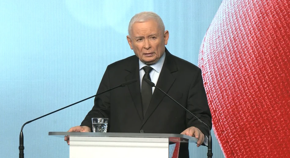 Jarosław Kaczyński wyjaśnił warunki porozumienia z Mateuszem Morawieckim Jarosław Kaczyński przy mównicy w ciemnym garniturze, z mikrofonami, na tle jasnoniebieskim z czerwonym akcentem.