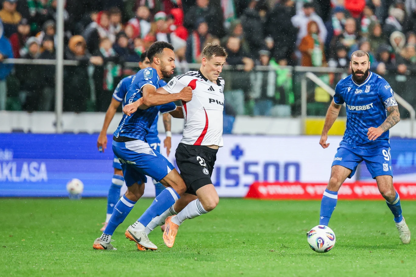 Alex Douglas (Lech Poznań) powstrzymujący Miletę Rajovicia (Legia Warszawa) Alex Douglas z Lecha Poznań zatrzymuje Miletę Rajovicia z Legii Warszawa podczas walki o piłkę na boisku.
