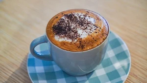 Kawa z masłem orzechowym jest bardziej sycąca.