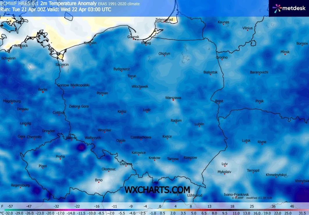 Mapa anomalii temperatury powietrza dla Polski i części krajów sąsiednich ukazująca przewagę niebieskich odcieni symbolizujących ujemne odchylenia temperatury od normy, z zaznaczonymi nazwami miast oraz skalą określającą zakres anomalii w stopniach Cel...