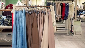 Te spodnie wracają do mody po latach. Optycznie wydłużają nogi