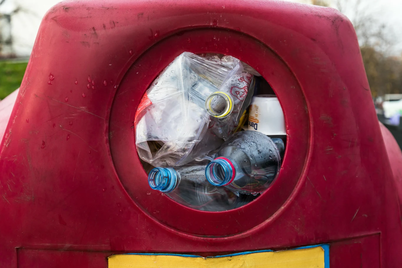 W UE produkujemy już przeciętnie 35 kg odpadów z plastiku na osobę rocznie Plastikowe butelki i opakowania w przepełnionym kontenerze na odpady w UE z czerwonym otworem wrzutowym