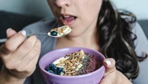 Mikrobiata w ustach to początek zdrowia całego organizmu. Niszczy ją zła dieta, stres i brak snu 