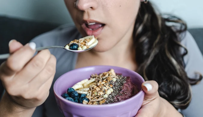 Mikrobiata w ustach to początek zdrowia całego organizmu. Niszczy ją zła dieta, stres i brak snu 