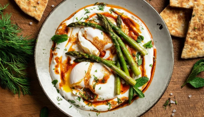 Jajka po turecku ze szparagami