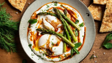 Jajka po turecku ze szparagami