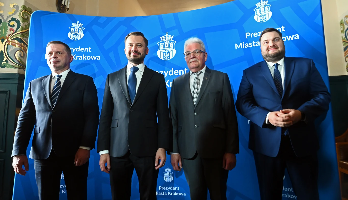 Od lewej: Stanisław Mazur, Aleksander Miszalski, Stanisław Kracik, Łukasz Sęk Na zdjęciu znajduje się prezydent Krakowa Aleksander Miszalski wraz z trójką swoich zastępców