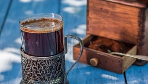 Kawa jak w PRL-u? Koniecznie z korzennymi przyprawami i fusami na dnie. Dziś ten smak powraca