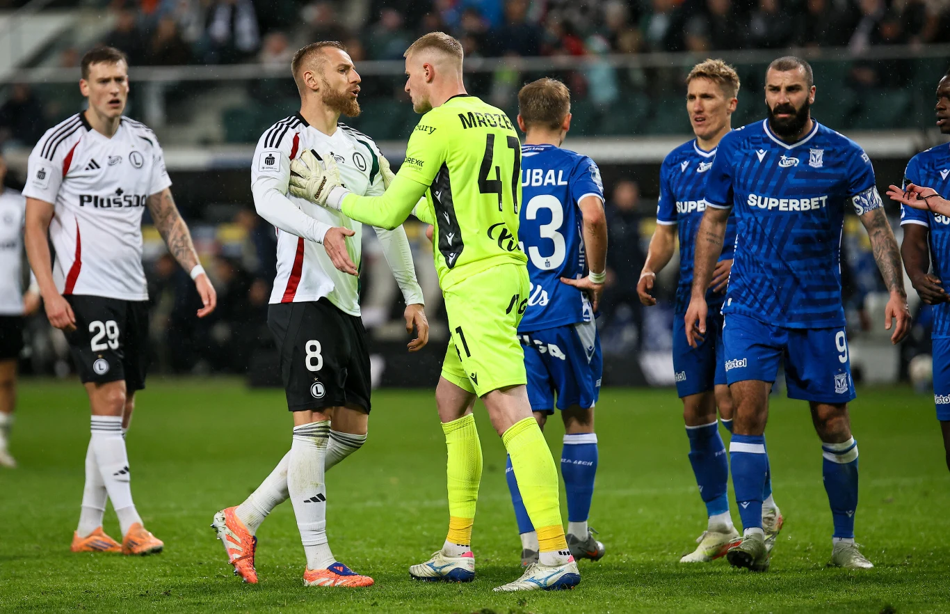 Bartosz Mrozek powinien wrócić do wyjściowego składu Lecha Poznań na mecz z Legią Warszawa Bramkarz Lecha Poznań w jaskrawożółtym stroju naprzeciw piłkarza Legii Warszawa podczas meczu na stadionie.