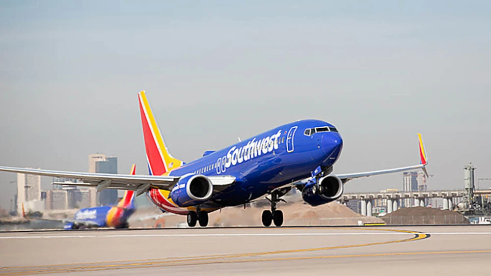 Dwa Boeingi 737 przeleciały obok siebie. Mogło dojść do ogromnej katastrofy. Dwa samoloty Boeing 737 Southwest Airlines podczas manewru lądowania i startu na tle panoramy miasta