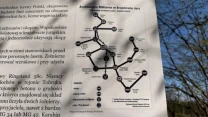 Mapa przedstawiająca sieć militarnej architektury w krajobrazie Jury, z oznaczeniem schronów i połączeń pomiędzy nimi, na białym tle, obok tekstu informacyjnego o umocnieniach w regionie.