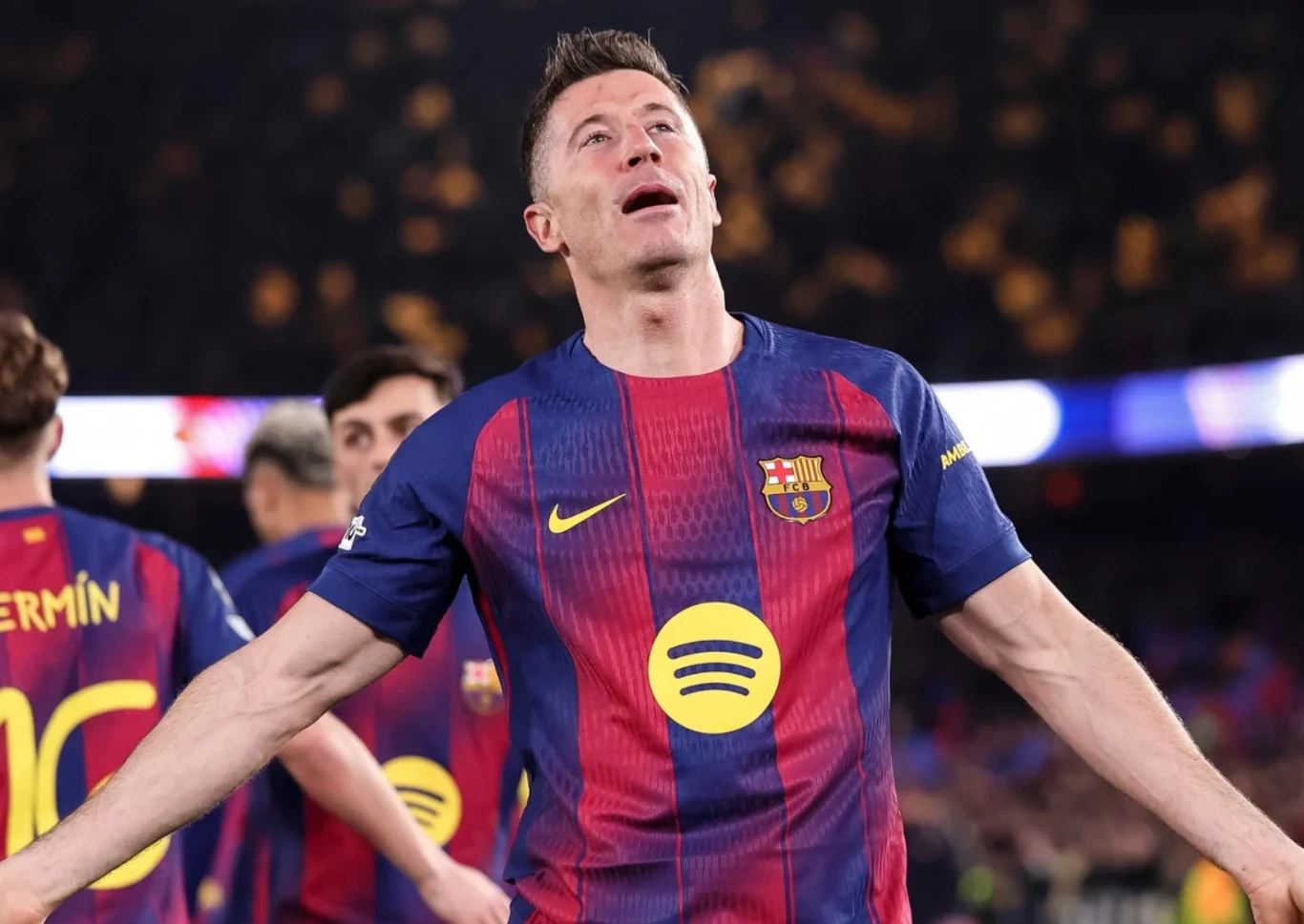 Robert Lewandowski Robert Lewandowski w koszulce FC Barcelony z rozłożonymi rękami na stadionie podczas meczu piłkarskiego