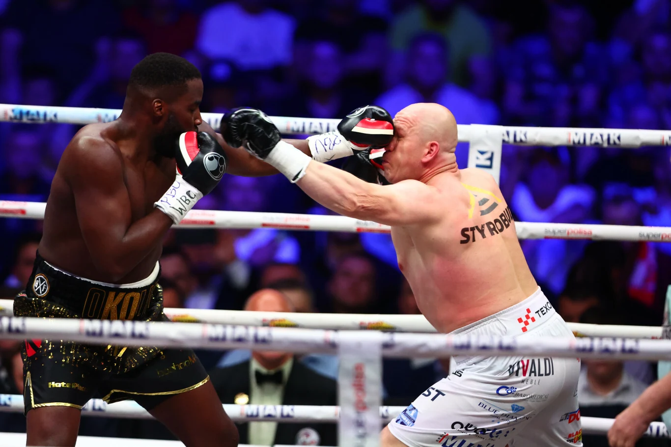 Lawrence Okolie nazywany jest pogromcą Polaków Lawrence Okolie nazywany jest pogromcą Polaków. Ostatnio pokonał Łukasza Różańskiego