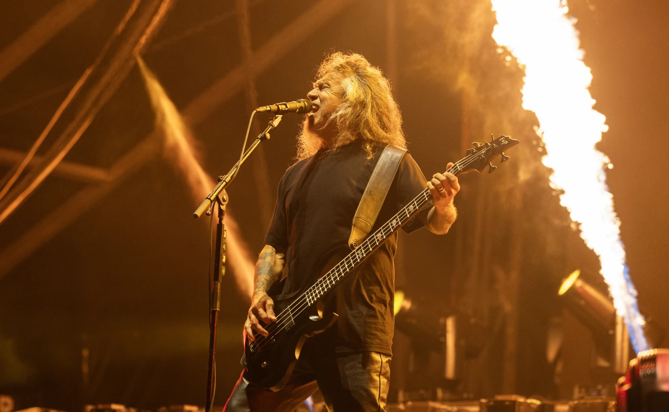 Tom Araya (Slayer) w akcji - Quebec, 11 lipca 2025 r. Tom Araya, wokalista i basista Slayer, grający na gitarze basowej podczas koncertu w Quebec w 2025 roku.