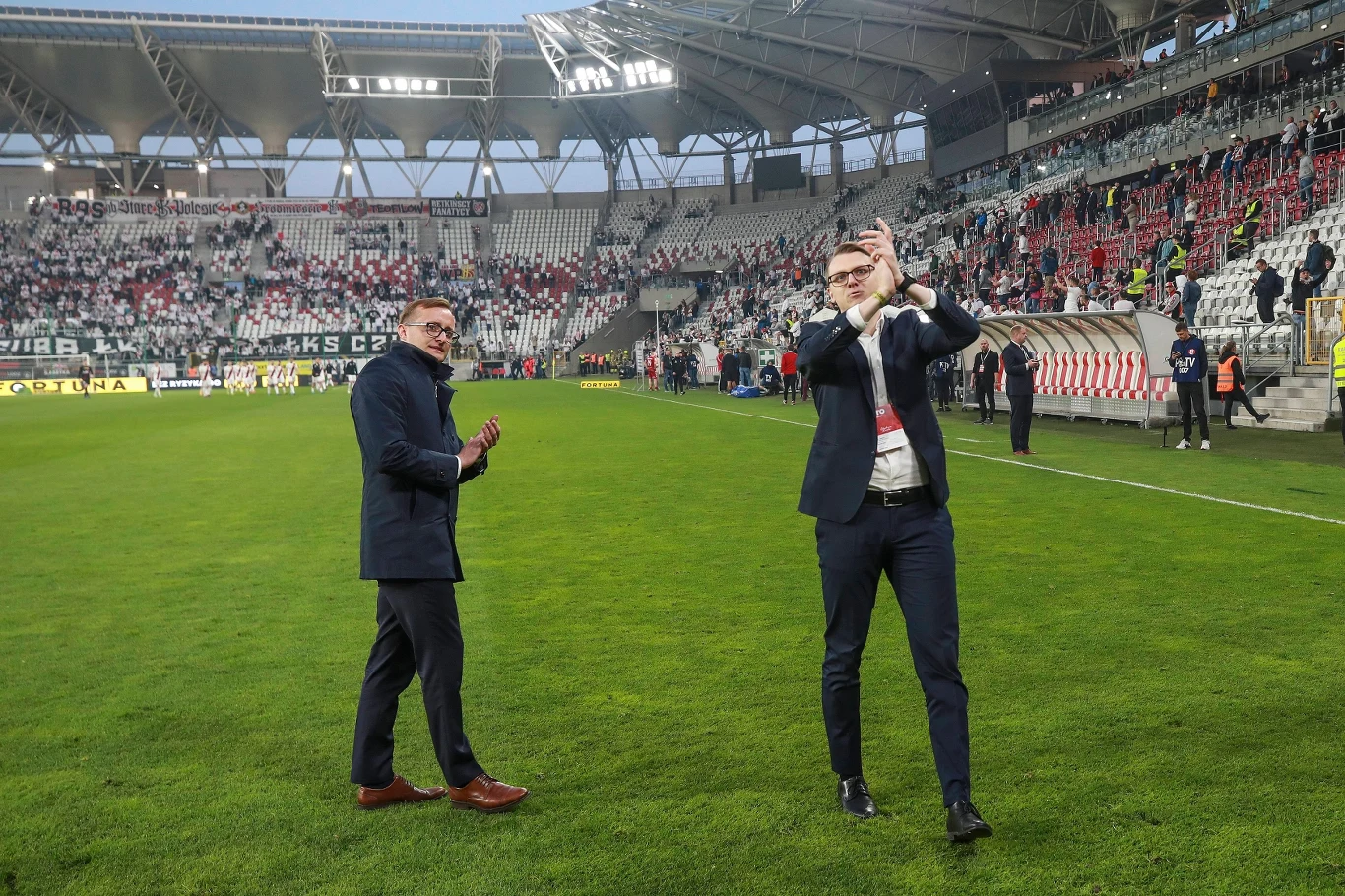 Matuesz Dróżdż i Michał Rydz juz razem pracowali w Widzewie Mateusz Dróżdż i Michał Rydz na murawie stadionu Widzewa, w tle trybuny z kibicami i pustymi miejscami