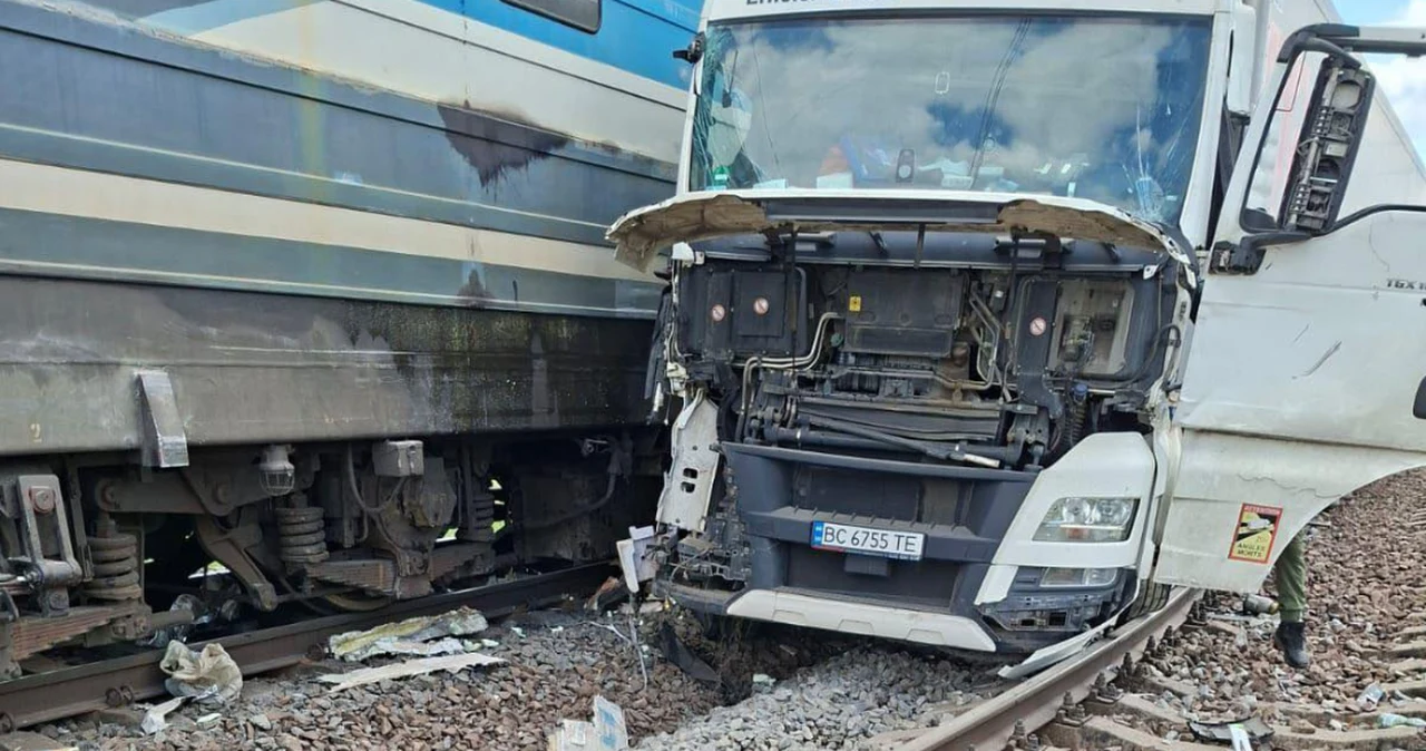 Ciężarówka wjechała pod pociąg Przemyśl - Kijów. Kierowca uciekł