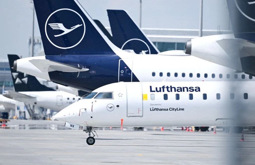 Lufthansa reaguje na wojnę w Iranie. Odwołuje dziesiątki tysięcy połączeń (zdj. ilustracyjne) Samoloty pasażerskie Lufthansa CityLine z widocznym logo zaparkowane równolegle na płycie lotniska.