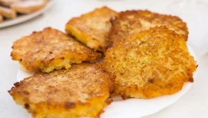 Bramboraki są podobne do placków ziemniaczanych. Mają więcej dodatków. 