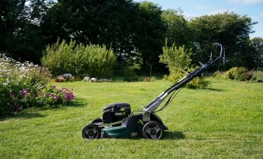 Kosiarka spalinowa na skoszonym trawniku w przydomowym ogrodzie — porównanie modeli z gazetki Castoramy 22.04-12.05.2026