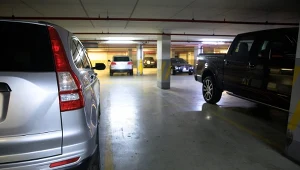 Stłuczka w garażu podziemnym. Przepisy, oświadczenie i policja.