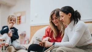 Kontrowersyjny trend wśród samodzielnych matek. Internauci są podzieleni