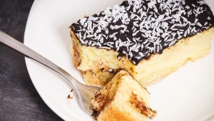 Sernik z dodatkiem mleka skondensowanego wychodzi delikatny i niezwykle kremowy 