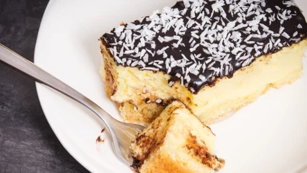 Sernik z dodatkiem mleka skondensowanego wychodzi delikatny i niezwykle kremowy 
