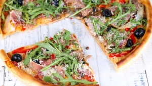 Pyszna i lekka pizza na spodzie z serka wiejskiego. To prawdziwy hit redukcji