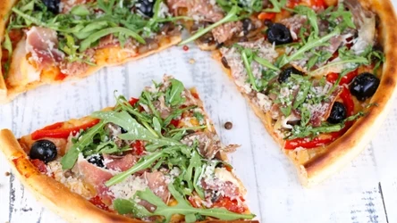 Pyszna i lekka pizza na spodzie z serka wiejskiego. To prawdziwy hit redukcji