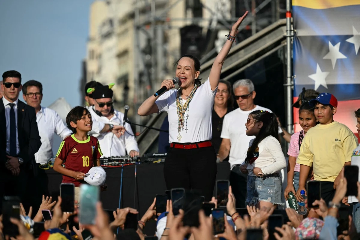 Liderka wenezuelskiej opozycji Maria Corina Machado przemawia do zwolenników na scenie w madryckim Puerta del Sol, 18 kwietnia 2026 r. Liderka wenezuelskiej opozycji Maria Corina Machado przemawia do zwolenników na scenie w madryckim Puerta del Sol, 18 kwietnia 2026 r.