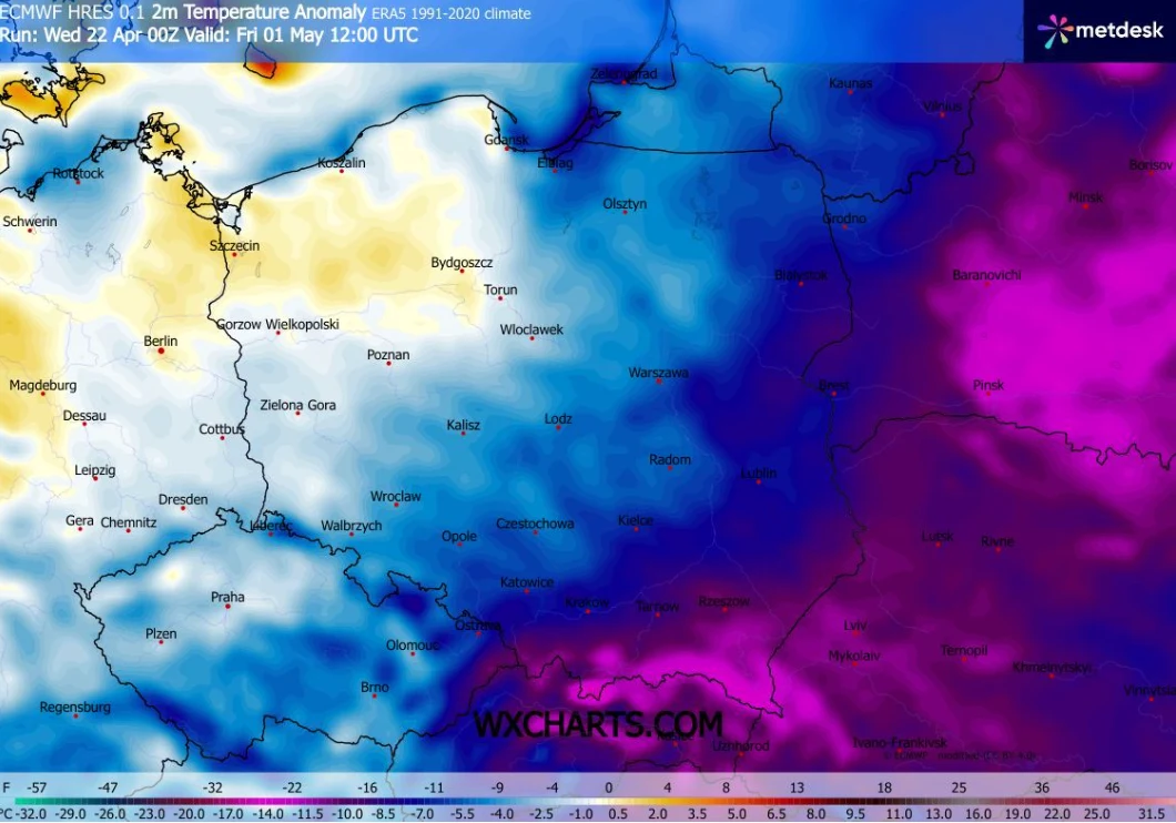Mapa Polski z wyraźnym podziałem na regiony cieplejsze na zachodzie i znacznie zimniejsze, fioletowo-niebieskie barwy wschodniej części kraju wskazują na niskie anomalie temperatury, zachód Polski w odcieniach żółci i błękitu sugeruje łagodniejsze temp...