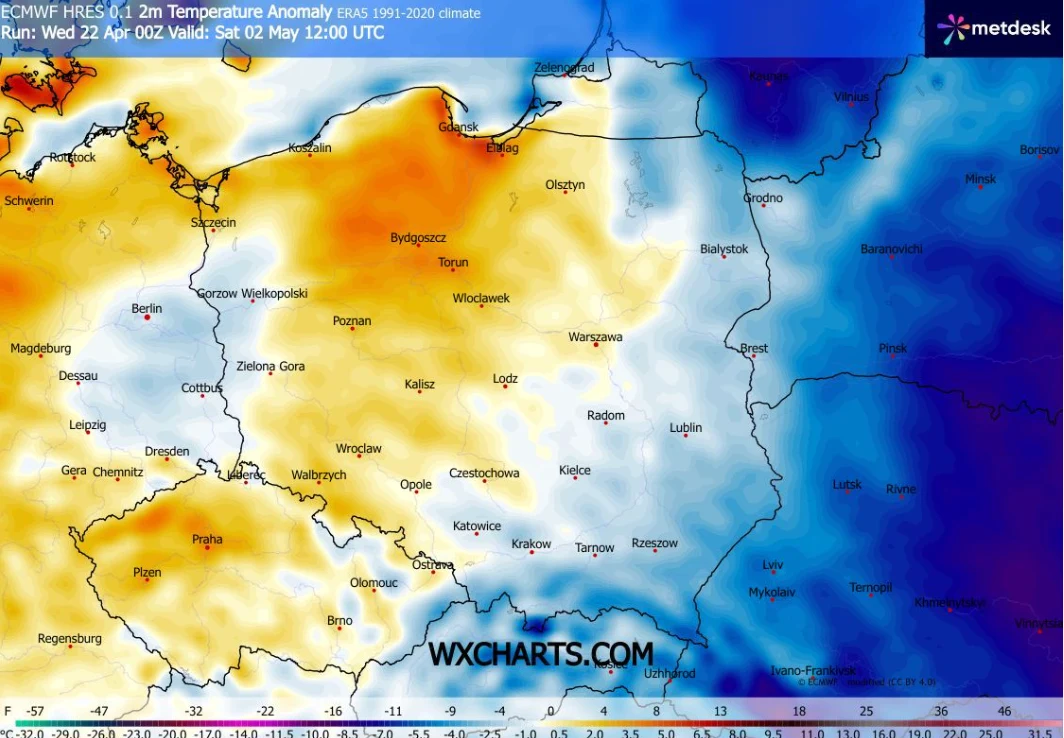 Mapa Polski prezentująca anomalię temperatury przy powierzchni ziemi, z wyraźnym podziałem: zachodnia i centralna część kraju w odcieniach żółto-pomarańczowych wskazujących na wyższe od normy temperatury, podczas gdy wschodnia część kraju tonie w barwa...