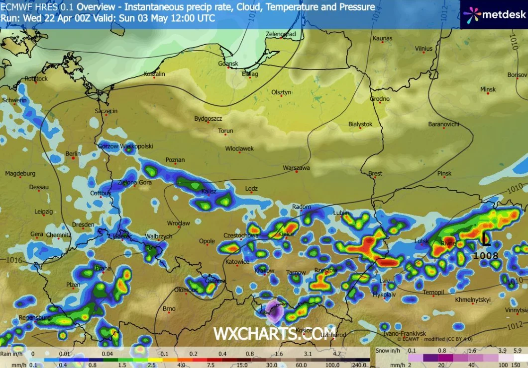 Kolorowa mapa pogodowa Polski z oznaczeniem natężenia opadów atmosferycznych i chmur, przedstawiająca intensywne strefy opadów deszczu i burz, szczególnie w południowej i centralnej części kraju, z zaznaczonym ciśnieniem atmosferycznym 1008 hPa na połu...