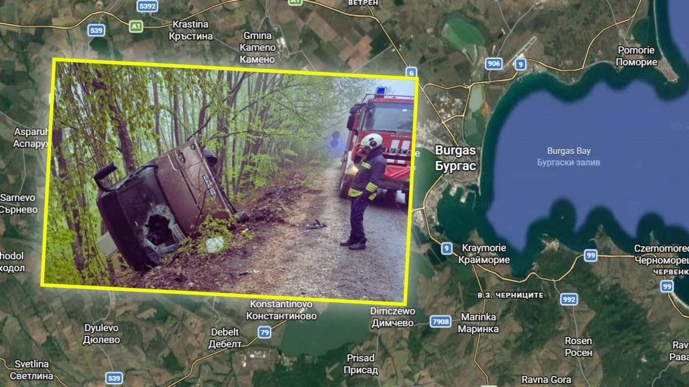 Mapa Bułgarii, po lewej stronie zdjęcie przewróconego autokaru.