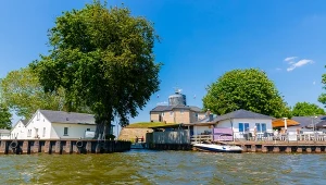 Malutka wyspa pośrodku jeziora. Leży za polską granicą 