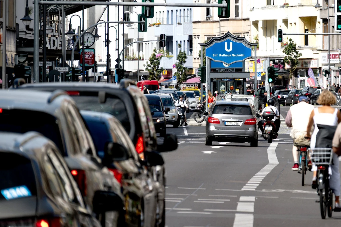 8 na 10 niemieckich kierowców nie widzi alternatywy dla własnego auta. Nie chcą rowerów, autobusów i aut elektrycznych ruchliwa ulica w centrum Berlina z samochodami, rowerzystami i wejściem do metra Französische Straße