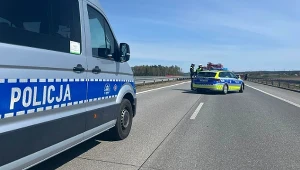 Trzy radiowozy zostały rozbite podczas pościgu na trasie S61