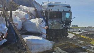 Tir wbił się w barierki energochłonne. Wielkie utrudnienia na Mazowszu