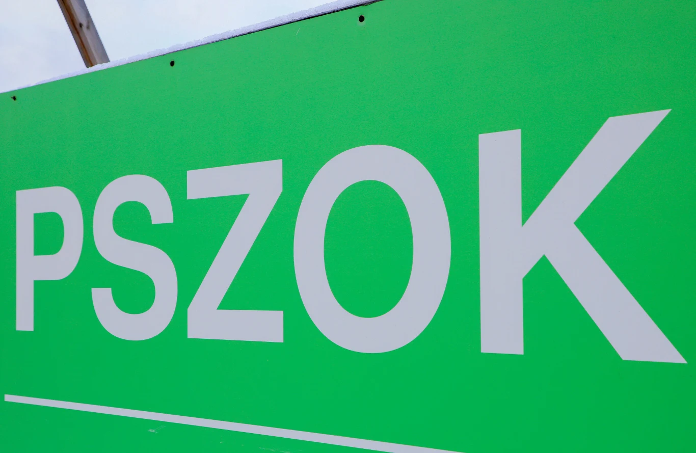 Zielona tablica z dużym, białym napisem 'PSZOK'
