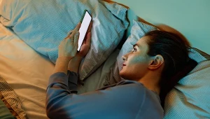 Niebieskie światło towarzyszy ci od rana do nocy. Sprawdź, jak wpływa na sen, skórę i oczy