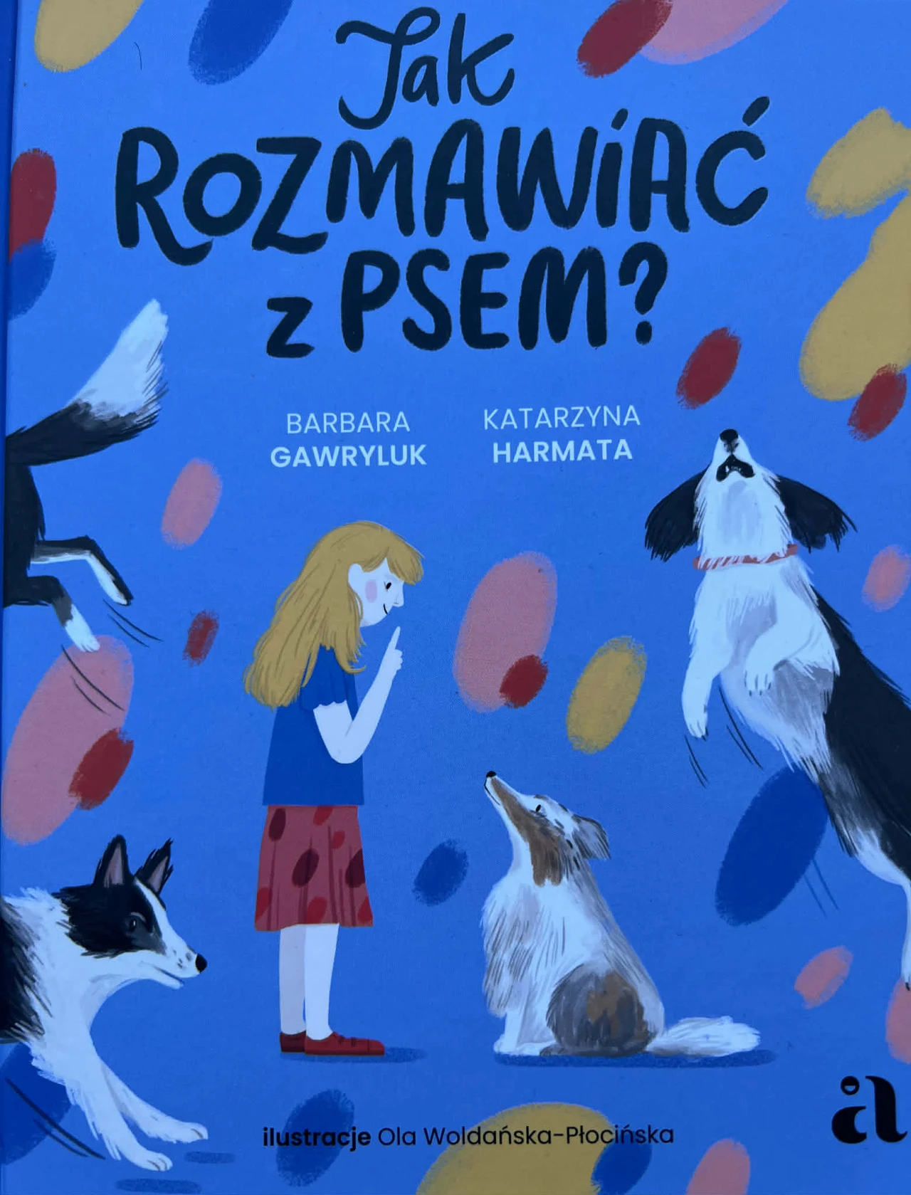 Książka "Jak rozmawiać z psem?" opowiada w prosty, lecz piękny sposób o przyjaźni z psem, czym ona jest i kiedy naprawdę jest się z psem przyjacielem okładka książki z tytułem „Jak rozmawiać z psem?”, na niebieskim tle dziewczynka w żółtych włosach stoi naprzeciw trzech różnych psów, wokół widoczne abstrakcyjne kolorowe plamy