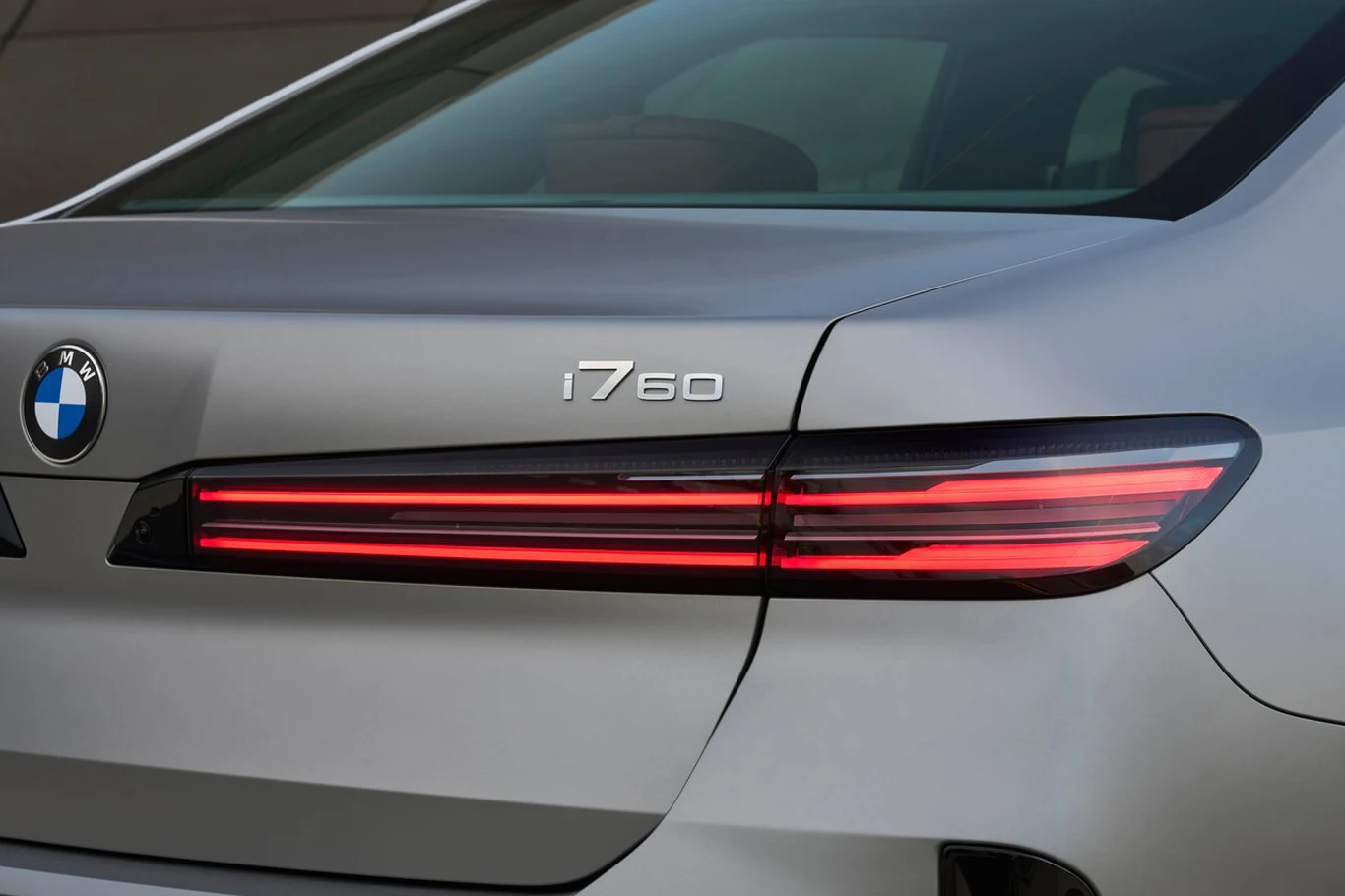 BMW serii 7 tylna część srebrnego BMW z wyraźnym oznaczeniem modelu i7 60 oraz nowoczesnymi, poziomymi światłami LED