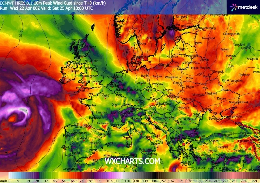 W sobotę mocniejsze podmuchy wiatru mogą występować w północnej i wschodniej Europie Mapa Europy z kolorystycznym oznaczeniem prędkości porywów wiatru, gdzie najbardziej intensywne kolory fioletowe, czerwone i pomarańczowe wskazują na bardzo silne wiatry na północy i zachodzie kontynentu, w szczególności w rejonie Morza Norweskiego ora...