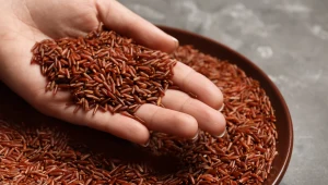 Ekstrakt z fermentowanego czerwonego ryżu ma bardzo silne działanie. Nie łącz go z lekami ani nie bierz na własną rękę