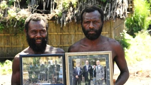 Plemiona czczą samoloty i monarchów. Powstały dziwne kulty cargo