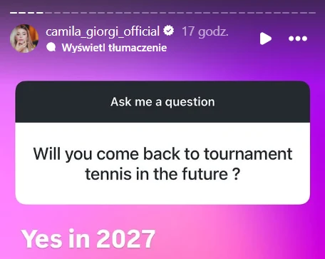 Ekran z relacji na Instagramie z pytaniem o powrót do turniejowego tenisa oraz odpowiedzią zapowiadającą powrót w 2027 roku, wszystko na fioletowo-różowym tle.
