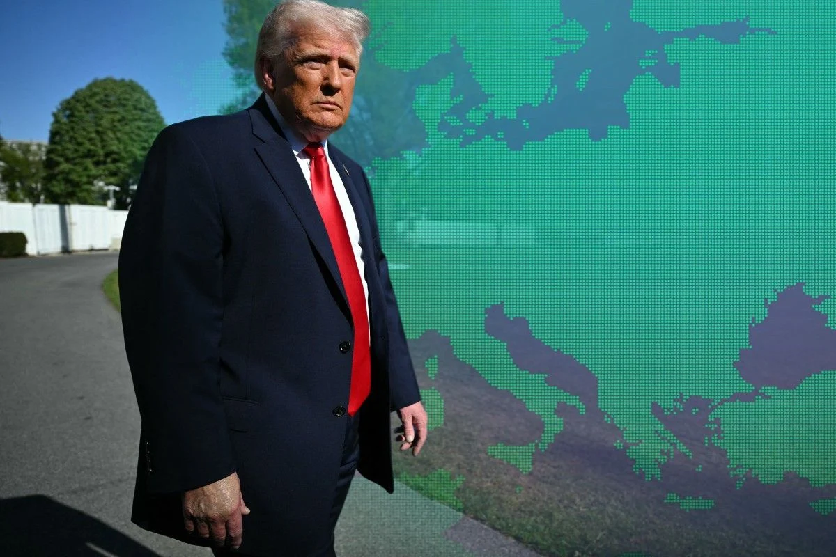 Biały Dom miał stworzyć listę "grzecznych i niegrzecznych" krajów NATO Prezydent USA Donald Trump na tle mapy Europy
