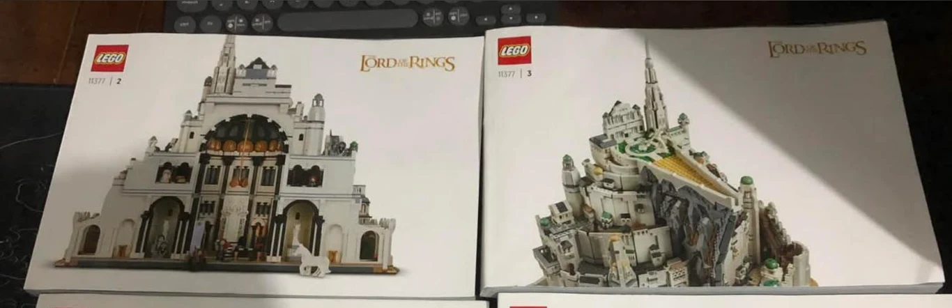 źródło: Reddit dwie instrukcje budowy LEGO z serii Władca Pierścieni przedstawiające szczegółowe modele białych zamków i fortyfikacji w stylu fantasy; na okładkach znajduje się logo LEGO oraz napis Lord of the Rings